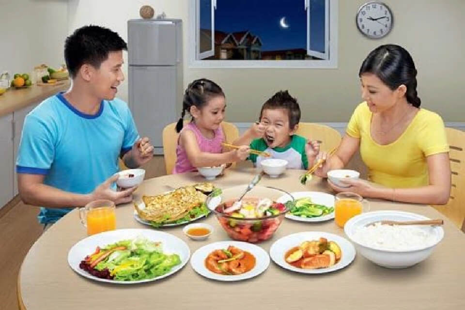 Bữa cơm dùng gạo ST25 Ông Cua của gia đình trẻ việt nam