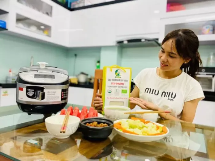 Quy Trình Sản Xuất Gạo ST25 Từ Đồng Lúa Tới Bàn Ăn